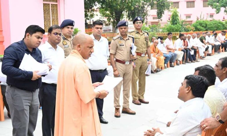 मुख्यमंत्री योगी गोरखनाथ मंदिर परिसर में आयोजित ‘जनता दर्शन’ में आए लोगों की सुनी समस्याएं