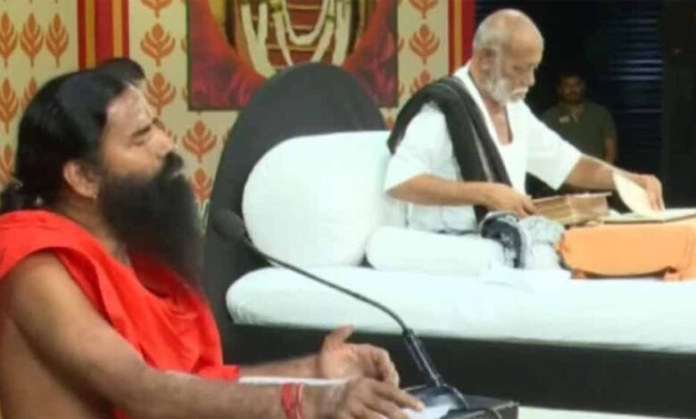 मोरारी बापू से मिले बाबा रामदेव और बोले- बापू महापुरुष, उनकी आलोचना उचित नहीं