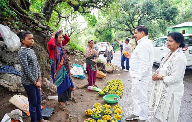 मुख्यमंत्री डॉ. यादव ने बारिआम गांव की महिलाओं से खरीदे आम…