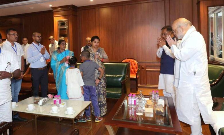 शहीद एएसपी आकाश राव गिरिपुंजे के  परिजनों से केंद्रीय गृह मंत्री शाह ने की मुलाकात, श्रद्धांजलि की अर्पित