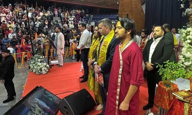 न्यूजीलैंड के प्रधानमंत्री डेविड ब्रीन बागेश्वर धाम के पंडित धीरेंद्र शास्त्री से मिले, सुनी हनुमान कथा