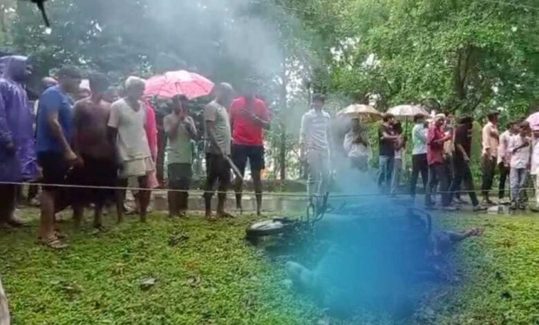 बालाघाट जिले में मार्ग पर चलती बाइक में विद्युत करंट लगने से एक ही परिवार के तीन लोग जिंदा जल गए