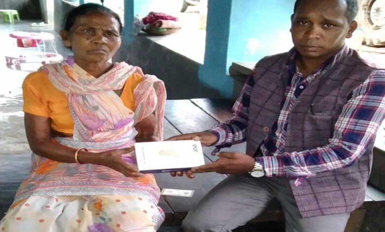रायपुर : मुख्यमंत्री कैंप कार्यालय की पहल से श्रवण दोष पीड़ित बुंदा लकड़ा को मिला श्रवण यंत्र