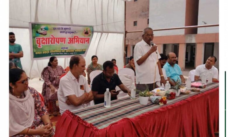 रायपुर : वृक्षारोपण अभियान में शामिल हुए रायपुर विकास प्राधिकरण अध्यक्ष श्री साहू