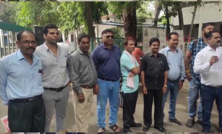 बिलासपुर-:-डिप्टी-कलेक्टर-पर-दुर्व्यवहार-करने-का-आरोप:लिपिक-वर्गीय-कर्मचारी-संघ-ने-खोला-मोर्चा
