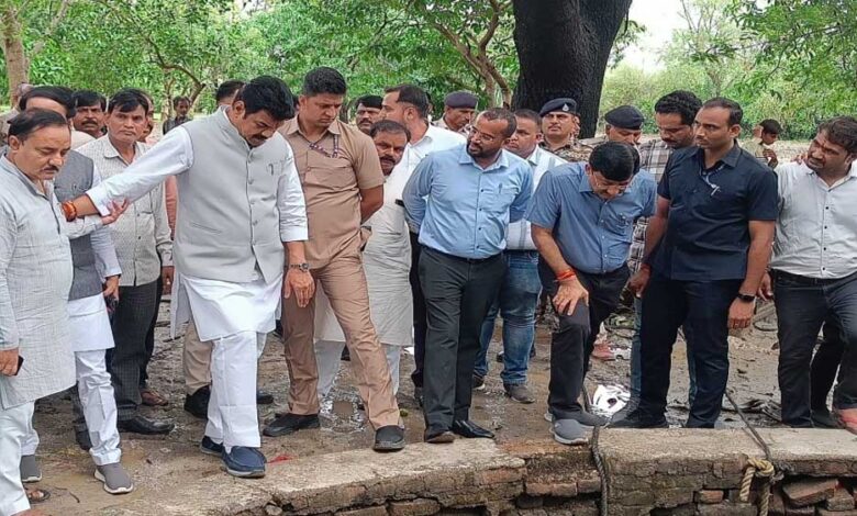 गुना-में-दुर्घटना-स्थल-पहुंचे-प्रभारी-मंत्री-राजपूत,-मृतकों-के-परिजनों-को-4-4-लाख-की-सहायता,-घटना-की-जांच-के-आदेश