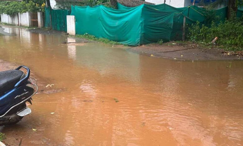 हल्की-बारिश-में-जलभराव-से-जनजीवन-अस्त-व्यस्त