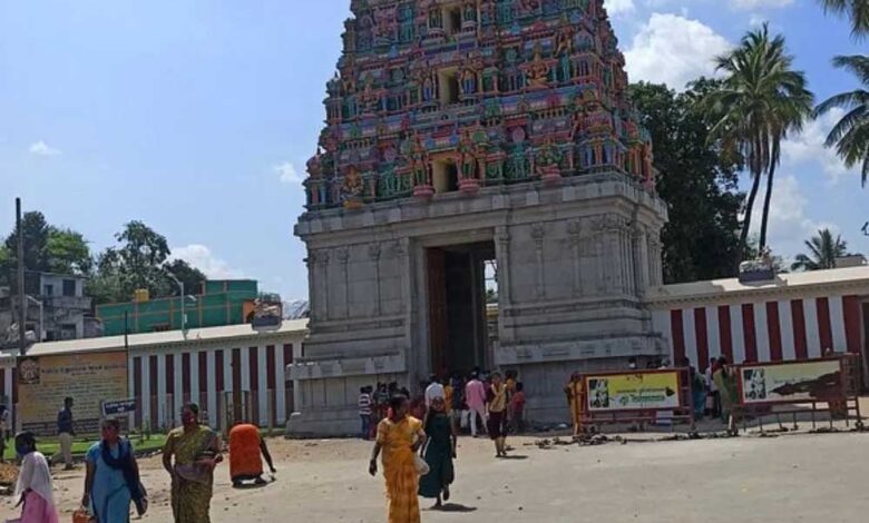 रिटायर-पिता-को-उनके-बेटियों-ने-इस-कदर-अपमानित-किया-कि-उन्होंने-तंग-आकर-अपनी-4-करोड़-की-संपत्ति-एक-मंदिर-को-दान-में-दे-दी