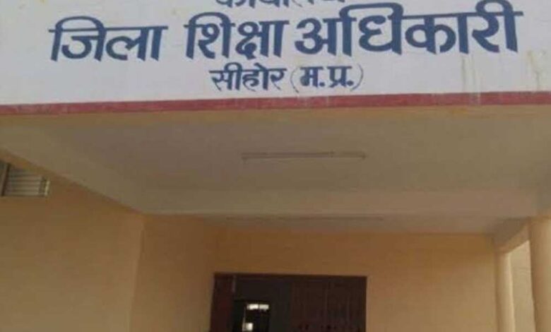 पीएम-श्री-स्कूल-के-प्राचार्य-आलोक-शर्मा-पर-2.65-लाख-के-गबन-का-आरोप-सिद्ध,-आयुक्त-ने-किया-निलंबित