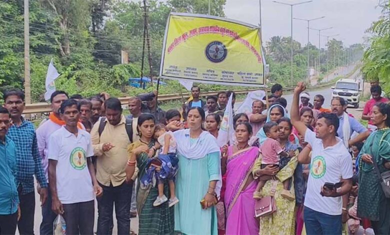 नियमितीकरण-की-मांग-को-लेकर-फिर-सड़क-पर-उतरे-चतुर्थ-वर्ग-कर्मचारी,-कोंडागांव-से-300-किमी-की-पदयात्रा-कर-पहुंचेंगे-राजधानी