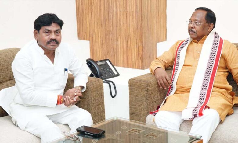 रायपुर-:-उत्तरप्रदेश-के-राज्य-मंत्री-संजय-सिंह-गौड़-ने-मंत्री-रामविचार-नेताम-से-की-मुलाकात