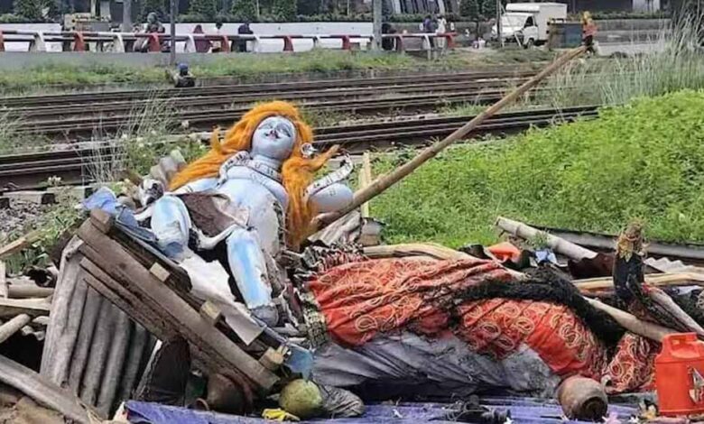 बांग्लादेश-में-तोड़ा-गया-दुर्गा-मंदिर,-शाहबाग-में-बड़ी-संख्या-में-लोग-हुए-एकत्र,-भड़का-हिंदू-समुदाय