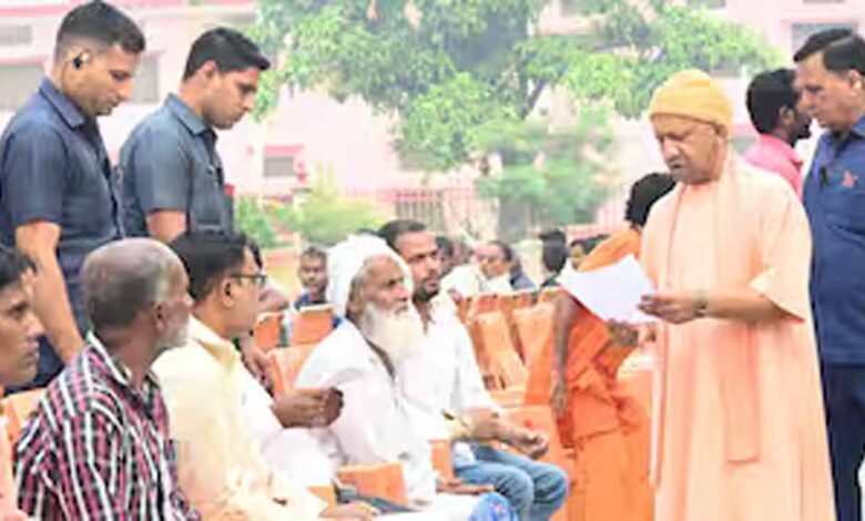 योगी-ने-जनता-दर्शन-में-सुनीं-200-लोगों-की-समस्याएं,-निस्तारण-के-दिए-निर्देश