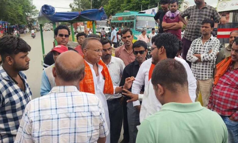 कटघोरा-में-शहरवासियों-ने-बिजली-पानी-की-समस्या-से-परेशान-हो-कर-किया-चक्काजाम