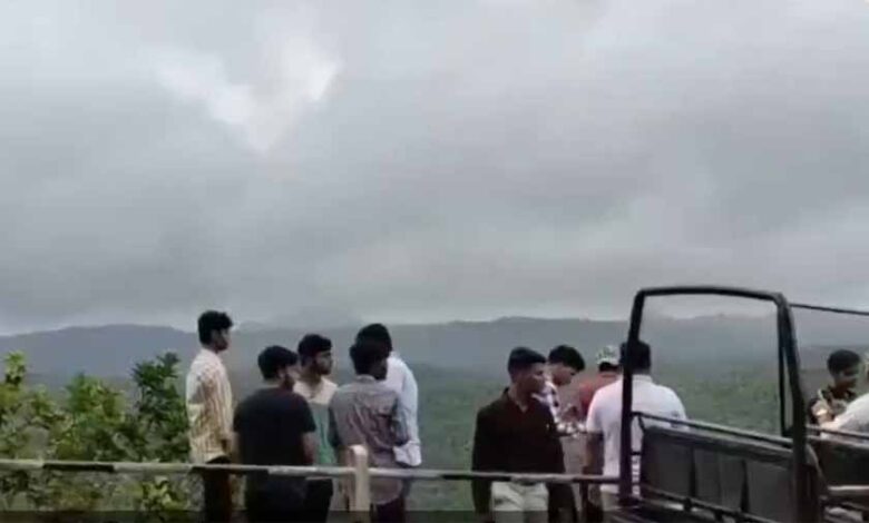 पचमढ़ी में बरसात ने बढ़ाया रोमांच, मानसून के साथ उमड़ी सैलानियों की भीड़