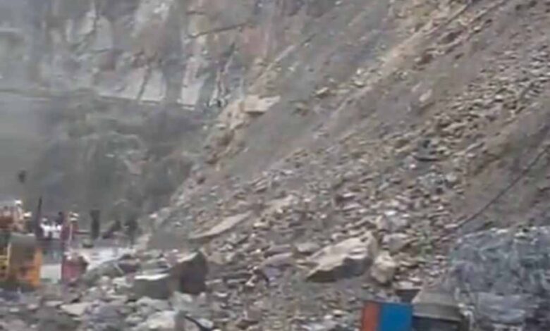 चारधाम यात्रा पर बारिश का असर, सड़कों पर मलबा आने से रुक-रुक कर चल रही यात्रा