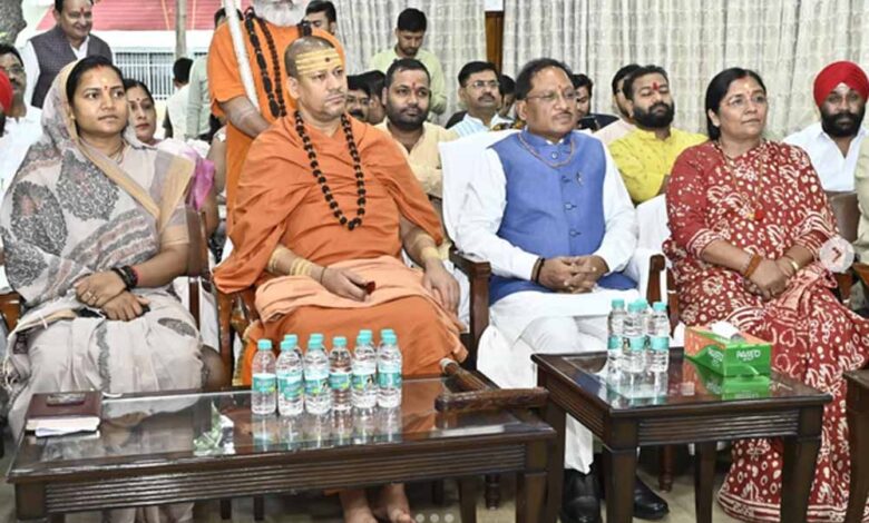 मुख्यमंत्री विष्णु देव साय से निरंजन पीठाधीश्वर महामंडलेश्वर डॉ. स्वामी कैलाशनंद गिरी जी महाराज ने की सौजन्य भेंट