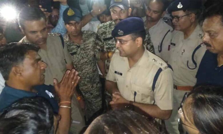 शिक्षक-की-हत्या-से-आक्रोशित-ग्रामीणों-ने-किया-सड़क-जाम,-आरोपियों-पर-बुलडोजर-की-मांग