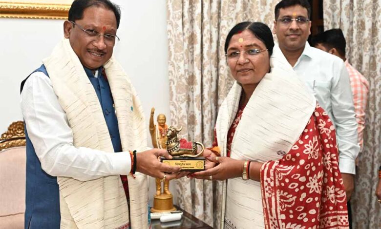 मुख्यमंत्री साय से केंद्रीय महिला एवं बाल विकास राज्य मंत्री सावित्री ठाकुर ने की सौजन्य मुलाकात
