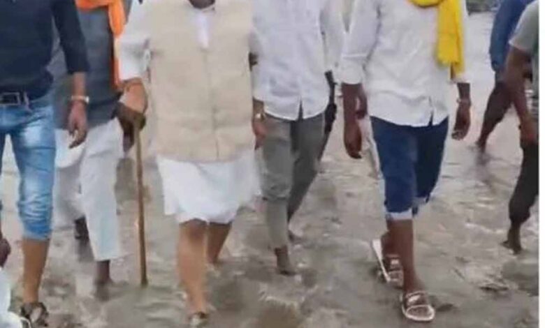 सीएम के आदेश ने फंसा दिया मंत्री को, कीचड़ में पैदल चलने की नौबत
