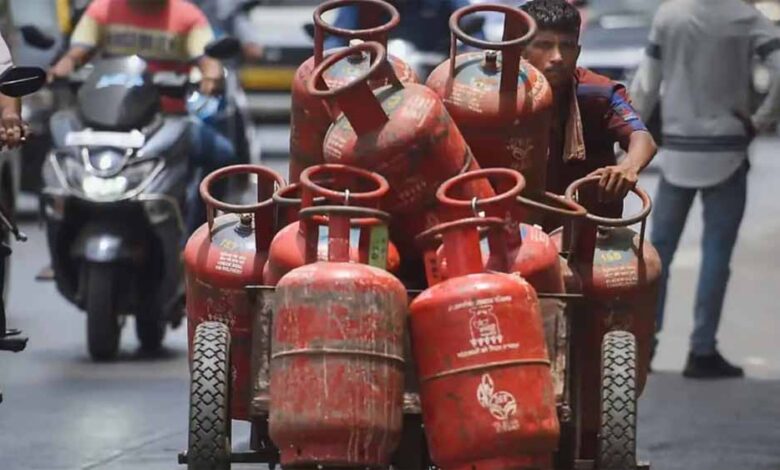 ऑनलाइन गैस बुकिंग पर लगी रोक? उपभोक्ताओं की बढ़ी परेशानी