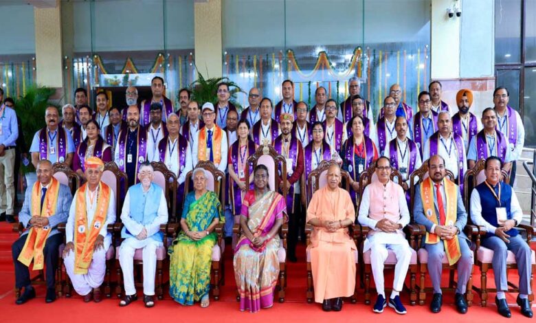 बरेली के IVRI के दीक्षांत समारोह में स्टूडेट्स को राष्ट्रपति द्रौपदी मुर्मू ने मेडल और उपाधि प्रदान की