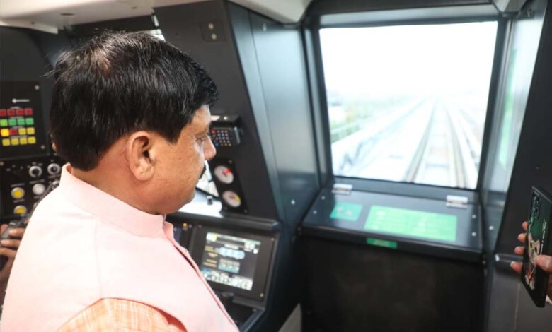 मुख्यमंत्री-डॉ.-यादव-ने-किया-नव-उद्घाटित-इंदौर-मेट्रो-ट्रेन-का-निरीक्षण