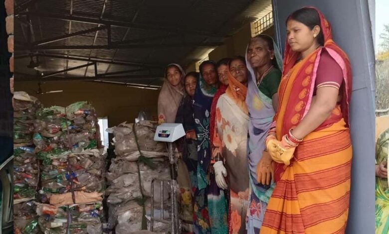 बेमेतरा-:-ग्रामीण-क्षेत्र-में-प्लास्टिक-कचरे-का-सुरक्षित-निपटान-बना-आय-का-साधन