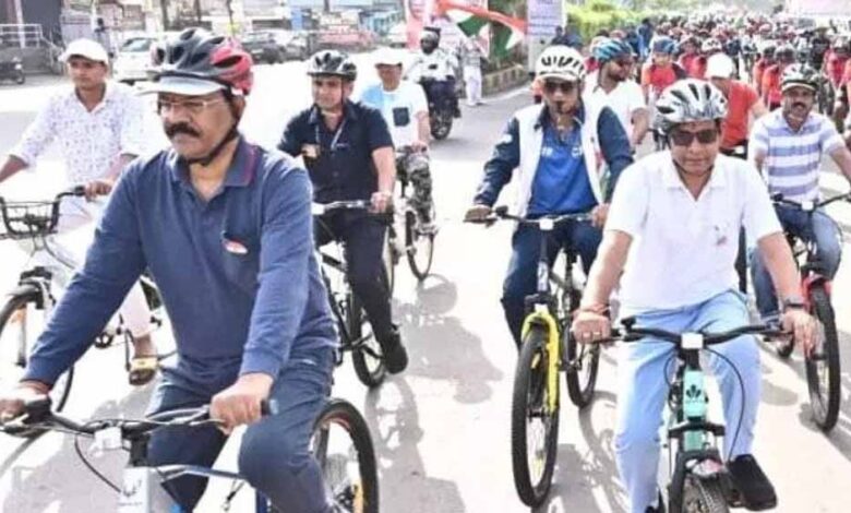 विश्व-साइकिल-दिवस-पर-मंत्री-टंकराम-वर्मा-ने-चलाई-साइकिल