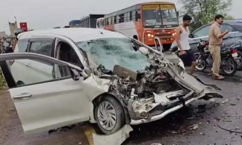 up-के-बाराबंकी-में-भीषण-सड़क-हादसा,-ट्रक-और-अर्टिगा-गाड़ी-में-आमने-सामने-की-टक्कर,-4-लोगों-की-मौत