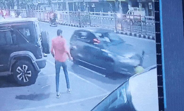 भोपाल-में-तेज-रफ्तार-कार-ने-3-दोस्तों-को-रौंदा,-एक-की-हालत-गंभीर