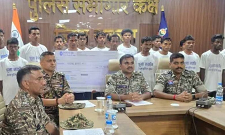 2-हार्डकोर-समेत-16-नक्सलियों-ने-किया-आत्मसमर्पण,-25-लाख-का-था-इनाम