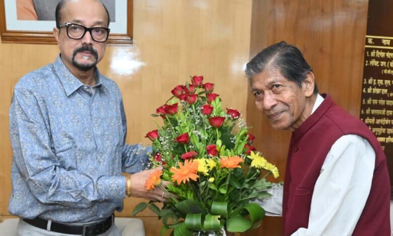रायपुर-:-राज्यपाल-श्री-डेका-से-पूर्व-मंत्री-श्री-कंवर-ने-की-सौजन्य-भेंट