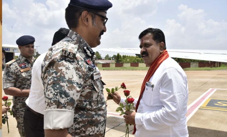 रायपुर-:-उप-मुख्यमंत्री-विजय-शर्मा-और-वन-मंत्री-केदार-कश्यप-का-एयरपोर्ट-में-किया-गया-आत्मीय-स्वागत