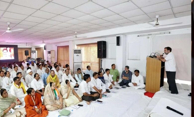 राहुल-गांधी-ने-पीसीसी-कार्यालय-में-विधायक-दल-की-बैठक-में-कई-विधायक-नदारद-नजर-आए