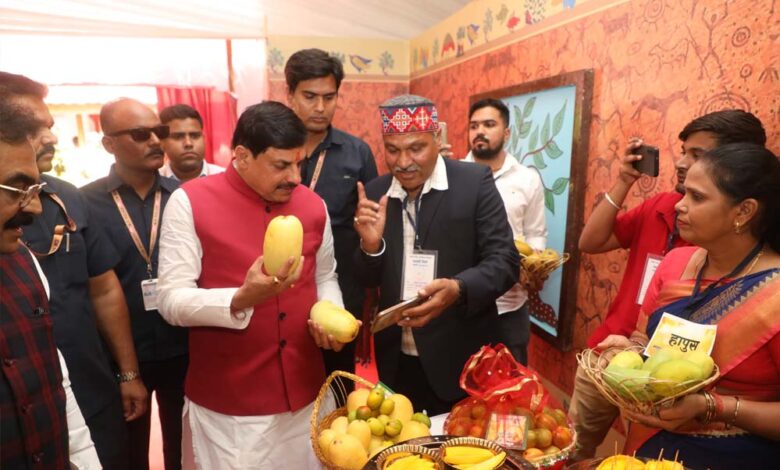 मुख्यमंत्री-डॉ.-यादव-ने-बॉम्बे-ग्रीन-और-मणि-प्रभा-किस्म-का-स्वाद-चख-कर-आम-महोत्सव-का-किया-शुभारंभ