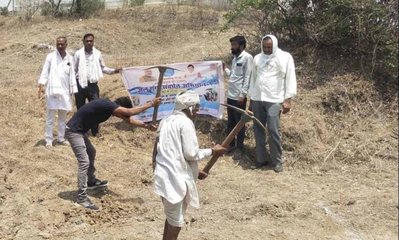 मनरेगा-योजना-से-बनाए-जा-रहे-खेत-तालाब,-जनजातीय-परिवारों-ने-समझा-बारिश-के-पानी-का-महत्व