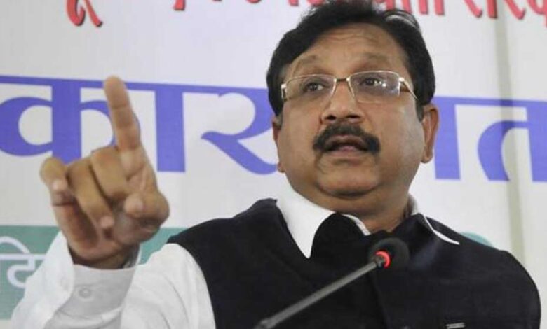 मंत्री-शाह-फिर-विवादों-में,-रेप-पीड़िता-के-परिवार-की-तस्वीर-वायरल-होने-पर-घिरे