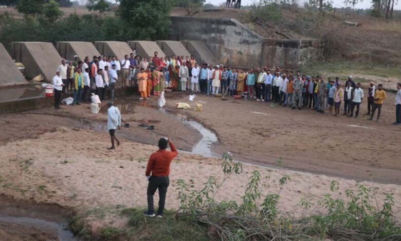 नर्मदा-नदी-से-लगे-ग्रामों-में-नदी-के-आसपास-स्वच्छता-के-लिये-सामूहिक-श्रमदान