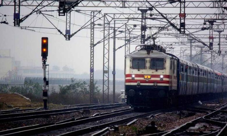 भोपाल-रेल-मंडल-यात्रियों-की-बढ़ती-जरूरतों-को-देखते-हुए-अपनी-सेवाओं-में-निरंतर-सुधार-कर-रहा