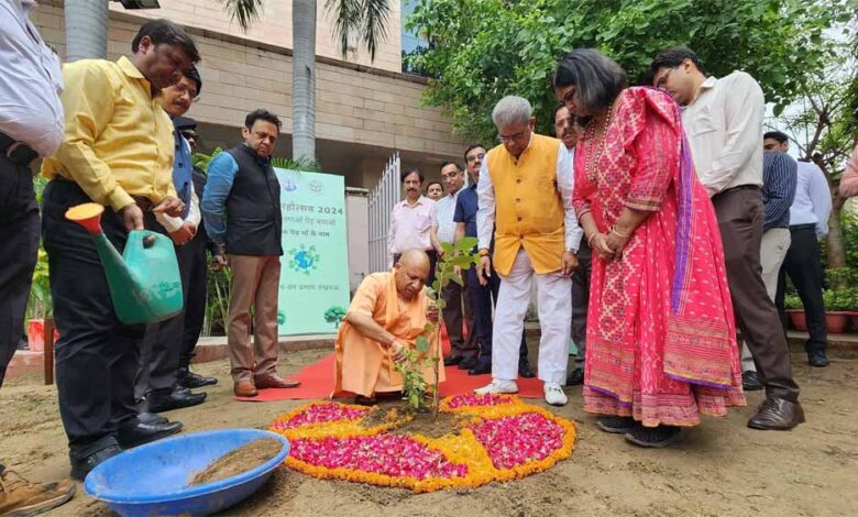 एक-पेड़-मां-के-नाम-अभियान-के-तहत-सीएम-योगी-ने-किया-पौधरोपण