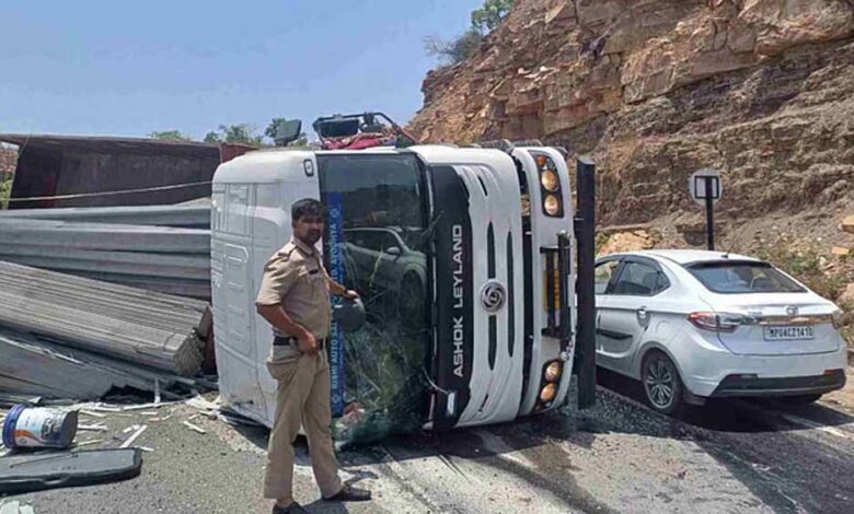 रीवा-में-सड़क-हादसा-:-ऑटो-पर-पलटा-ट्रक,-सात-की-मौत