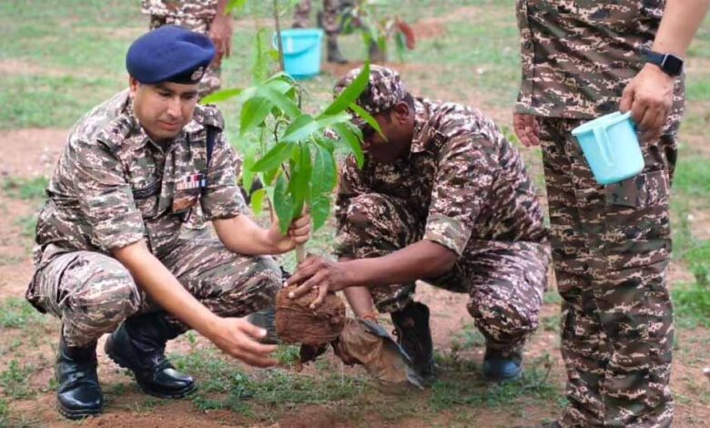 विश्व-पर्यावरण-दिवस-के-उपलक्ष-में-65-वीं-वाहिनी-crpf-के-f/-समवाय-कुल्हाड़ीघाट-में-वृक्षारोपण-का-कार्यक्रम