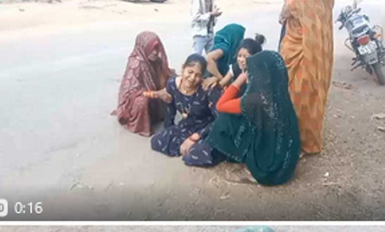 बलकर-ट्रक-की-टक्कर-से-अधेड़-महिला-की-मौत,-ग्रामीणों-ने-ओवरलोड-वाहनों-का-किया-विरोध