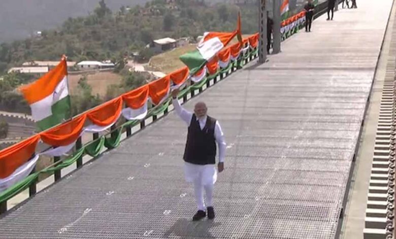पीएम-मोदी-ने-आज-चिनाब-रेलवे-ब्रिज-का-किया-उद्घाटन,-फिर-कश्मीर-की-वंदे-भारत-को-हरी-झंडी-दिखा-किया-रवाना