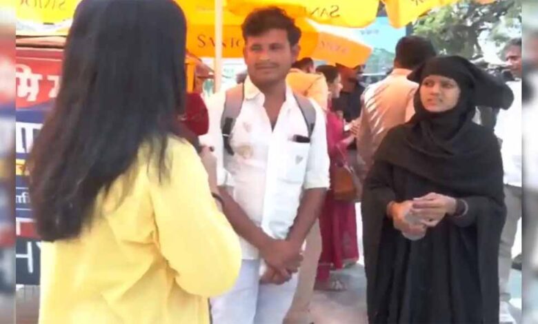 अयोध्या-के-राम-मंदिर-में-बुर्का-पहन-पति-संग-राम-मंदिर-पहुंची-मुस्लिम-महिला,-गाने-लगी-भजन,-सबको-मंत्र-किया-मुग्ध