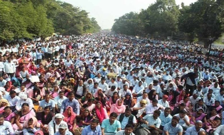 दो-सूत्री-मांगों-को-लेकर-हजारों-जूनियर-शिक्षकों-ने-किया-प्रदर्शन