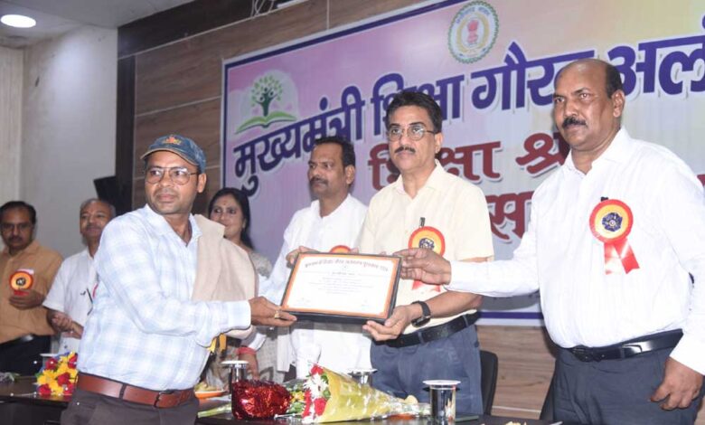 स्कूलों-में-ज्वाइन-करने-लगे-युक्तियुक्त-शिक्षक,-ग्रामीणों-व-बच्चों-में-खुशी-का-माहौल