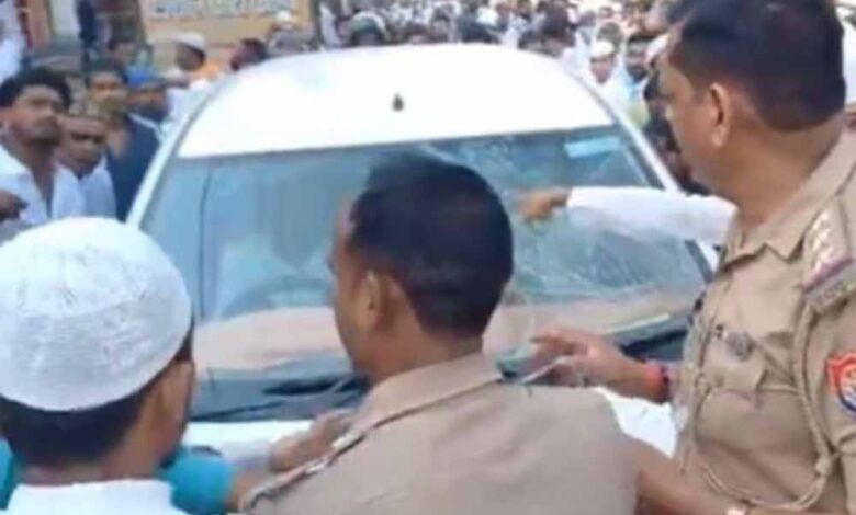 यूपी-के-चंदौली-शहर-में-बकरीद-पर-माहौल-खराब-करने-की-कोशिश,-नमाजी-की-कार-का-शीशा-तोड़ने-पर-हंगामा
