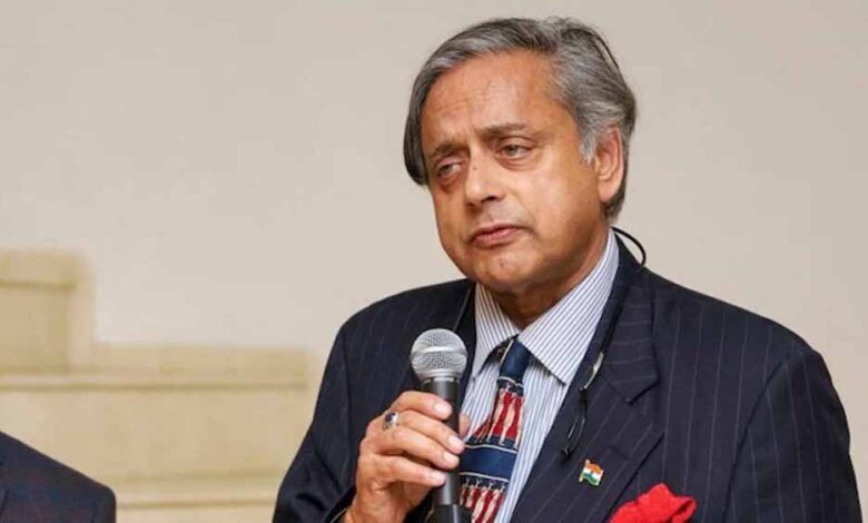 एक-तरफ-वह-देश-है-जो-आतंकवाद-को-पनाह-देता-है-और-दूसरी-ओर-भारत-है,-दोनों-के-बीच-कोई-तुलना-नहीं-हो-सकती:-थरूर